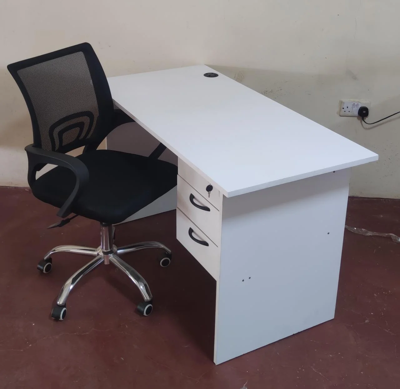 white-desk-and-005
